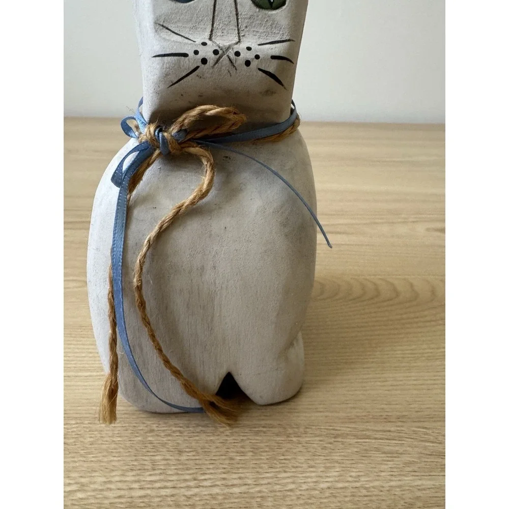 Vintage 1991 Signed Folk Art Hand Carved Wooden Cat Figurine Blue Green‎ Eyes